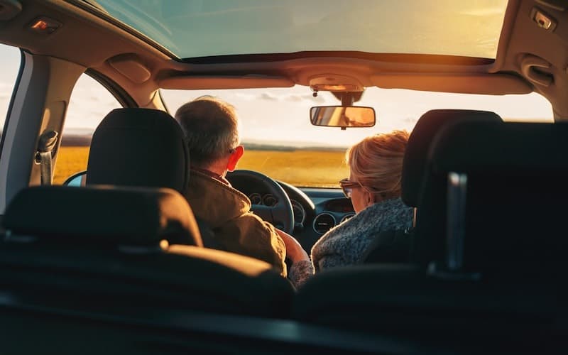 En bil som kör på en landsväg efter motoroptimering
